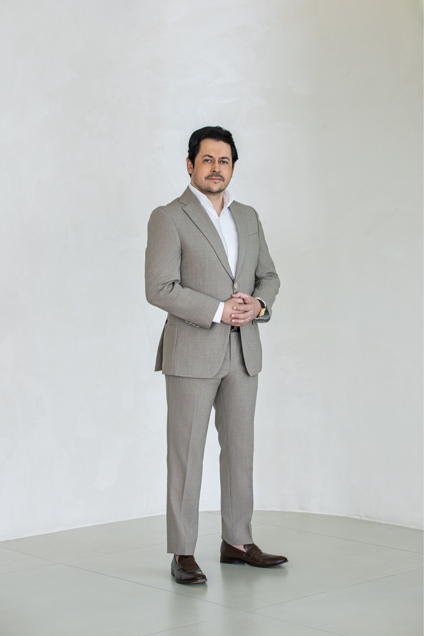 Dr. Diego em retrato de corpo inteiro em ambiente claro