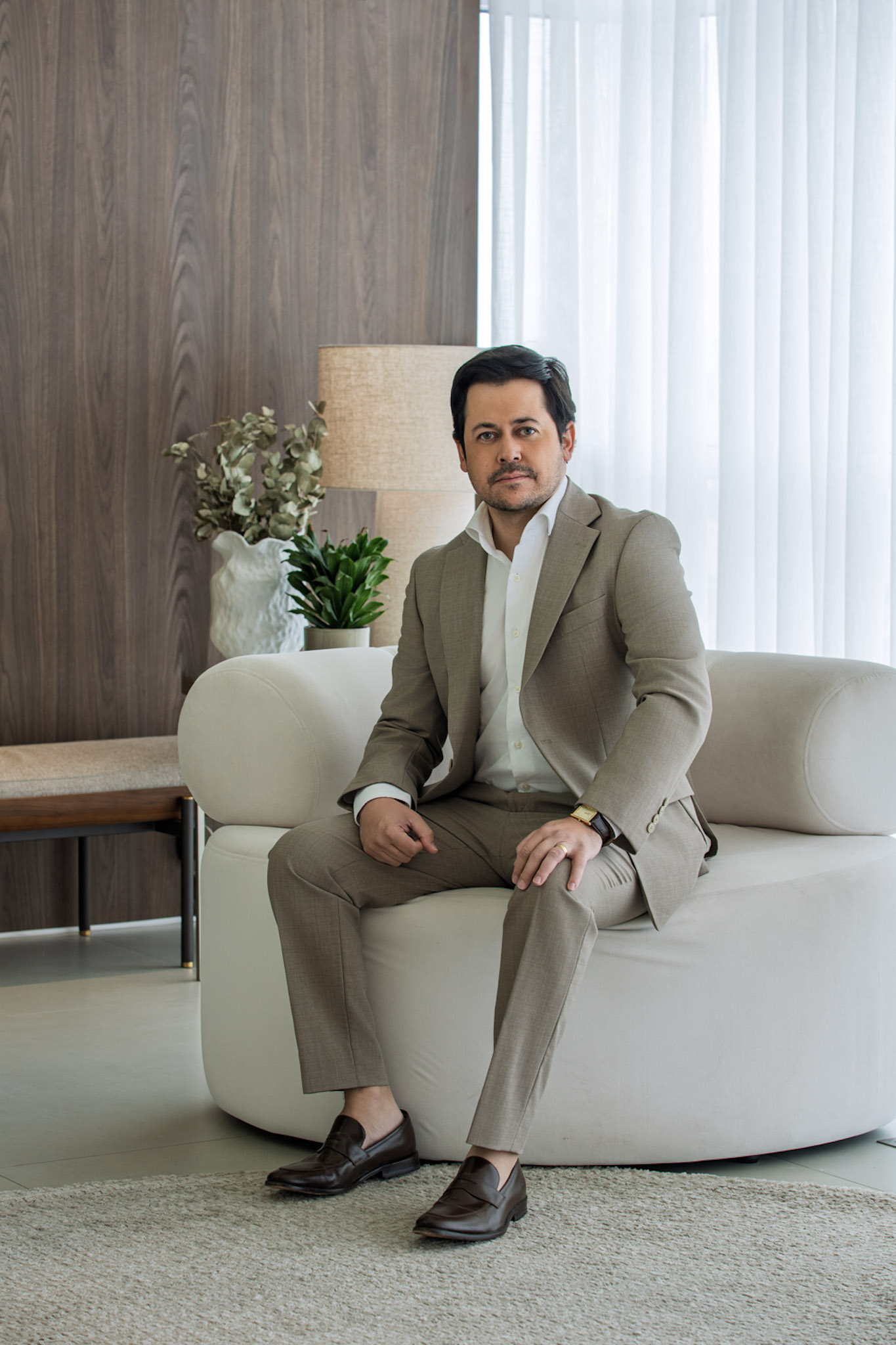 Dr. Diego sentado no sofá da clínica