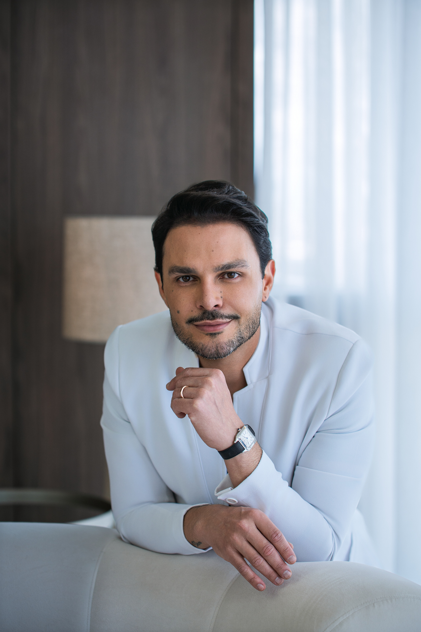 Dr. Ramon Montte em retrato com traje claro e a mão próxima ao rosto