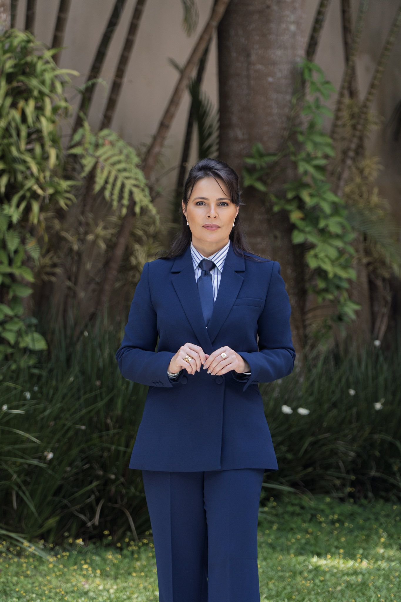 Gabriella Florêncio em pé, com alfaiataria azul-marinho e gravata