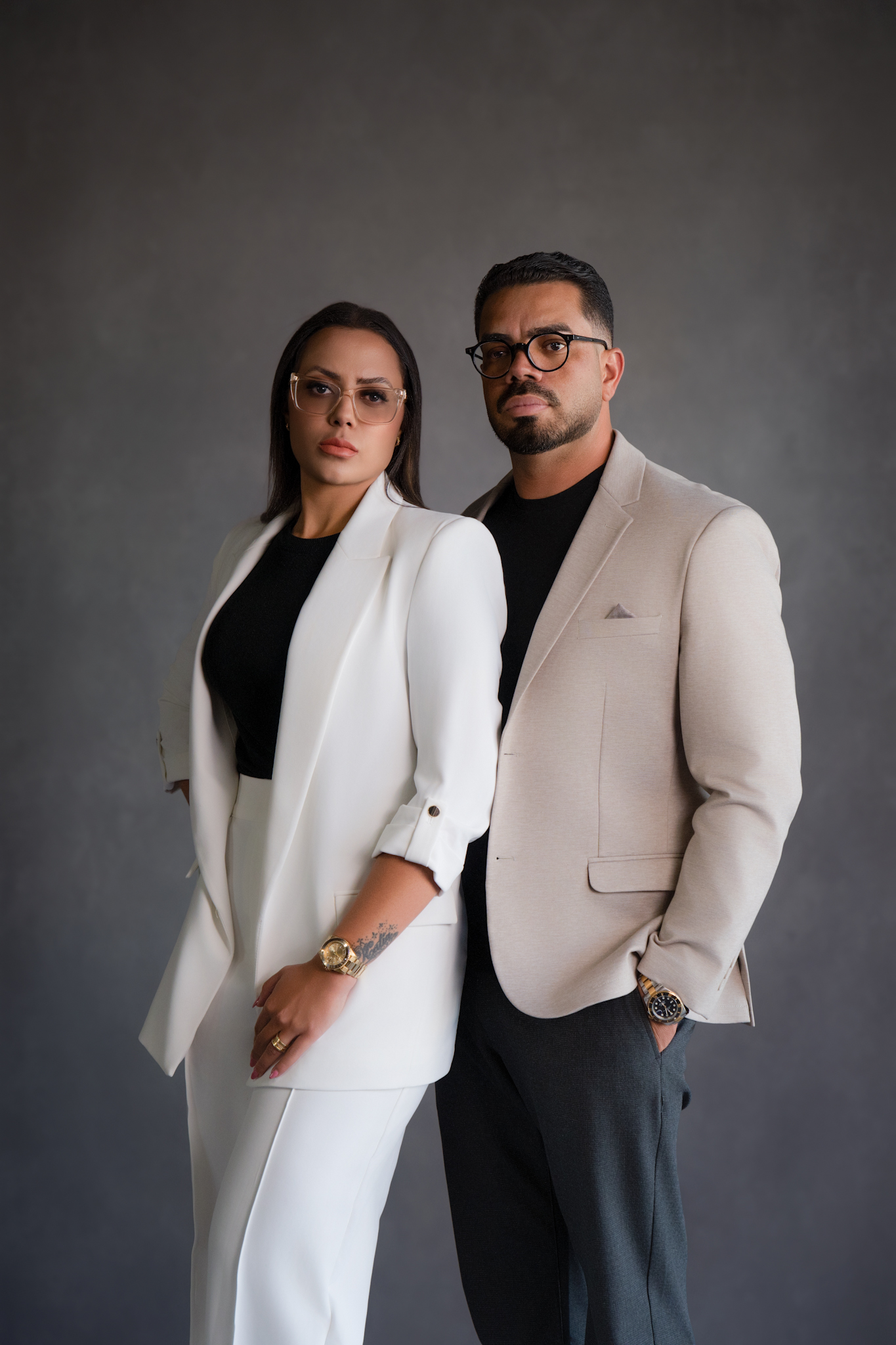 Retrato em dupla em estúdio, com alfaiataria clara